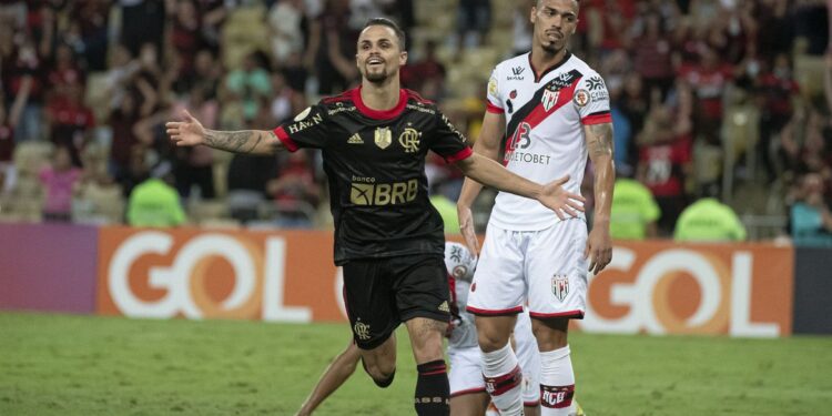 Em noite de Michael, Flamengo derrota Atlético-GO no Maracanã