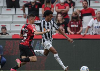Atlético-MG bate Athletico-PR e se aproxima do título Brasileiro