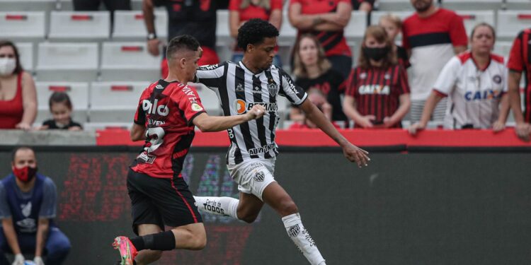 Atlético-MG bate Athletico-PR e se aproxima do título Brasileiro
