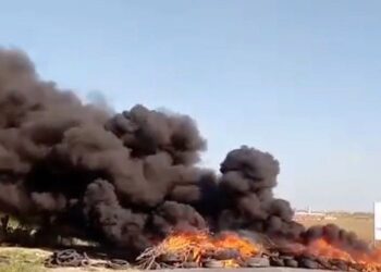 Moradores de Poço Redondo protestam contra a falta de água, queimam pneus e fedam pista