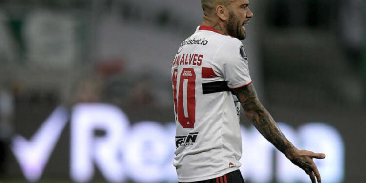 Daniel Alves fala sobre passagem pelo São Paulo: ‘Estavam contratando um torcedor’