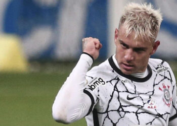 Corinthians vence a Chapecoense por 1 a 0 com gol de Róger Guedes no último minuto