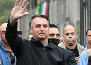 Veto de Bolsonaro a demissão de não vacinados fere direito à saúde, dizem centrais sindicais