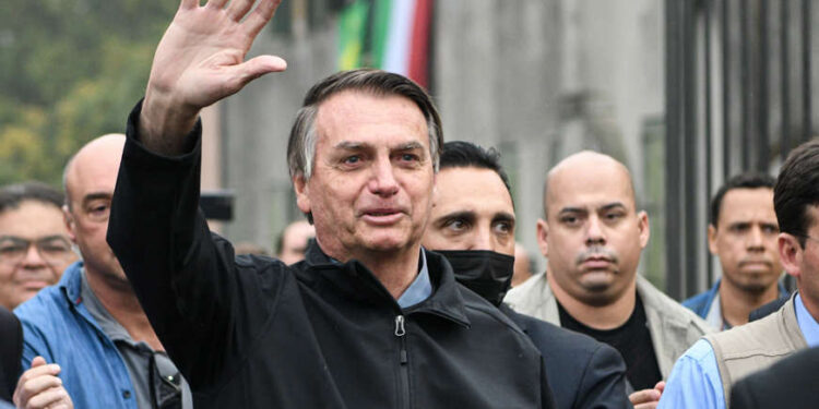 Veto de Bolsonaro a demissão de não vacinados fere direito à saúde, dizem centrais sindicais