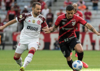 Athletico busca o empate nos acréscimos contra o Flamengo em jogo quente