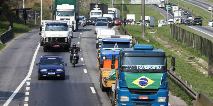 Caminhoneiros falam em manter greve; estradas seguem sem bloqueios
