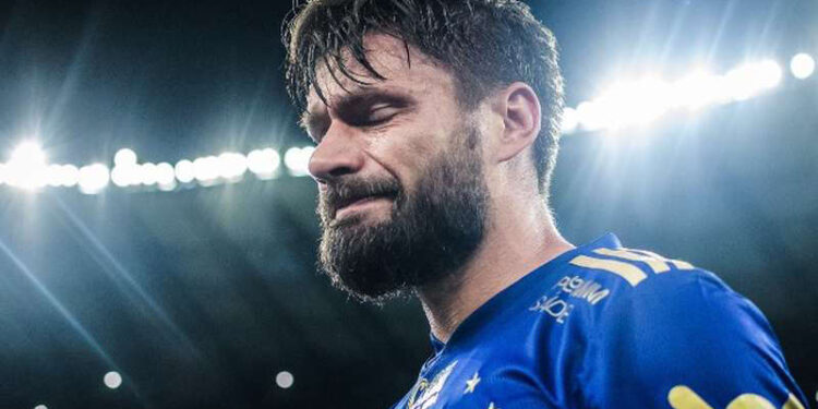 Após anunciar aposentadoria no Cruzeiro, Sobis é homenageado por ex-clubes