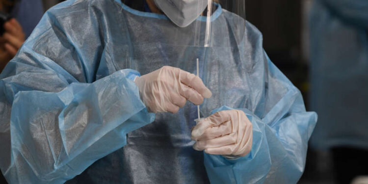 Nova variante Ômicron pode infectar mais e matar menos, dizem especialistas