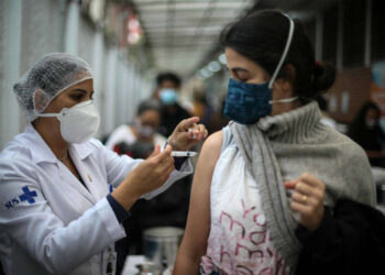 Vacinados da Janssen recebem orientações diferentes sobre reforço em cada cidade