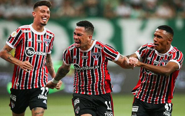 São Paulo domina o Palmeiras, vence no Allianz Parque e respira no Brasileiro