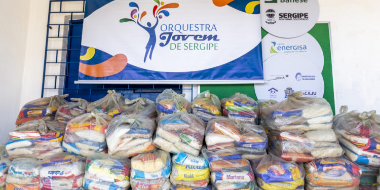 Instituto Banese entrega uma tonelada de alimentos para famílias da OJSE