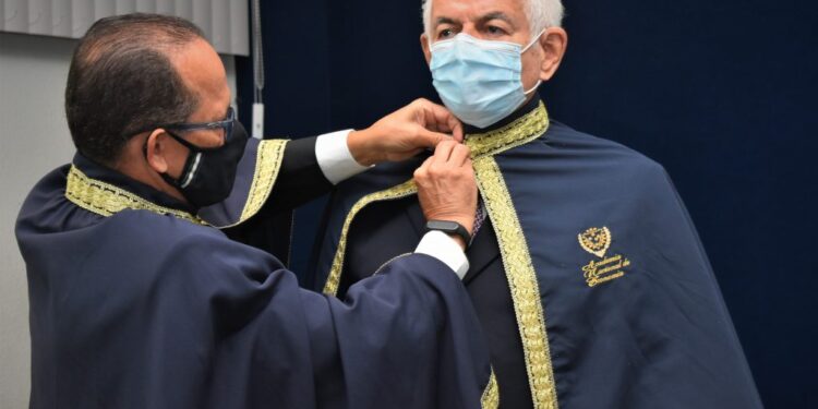 Jouberto Uchôa de Mendonça toma posse como imortal na Academia Nacional de Economia