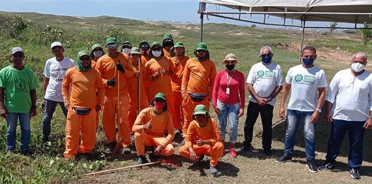 Prefeitura de Barra dos Coqueiros realiza ação de limpeza de praia e plantio de árvores
