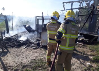 Bombeiros combatem incêndio em barraco no município de Itaporanga D´Ajuda