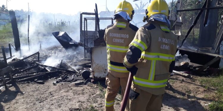 Bombeiros combatem incêndio em barraco no município de Itaporanga D´Ajuda