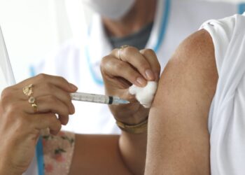 SES reforça a necessidade de completar o esquema vacinal diante do aparecimento de novas variantes da Covid-19