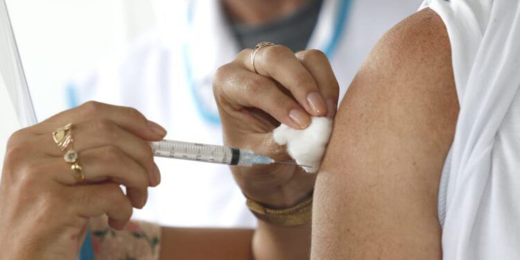SES reforça a necessidade de completar o esquema vacinal diante do aparecimento de novas variantes da Covid-19