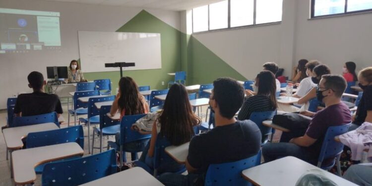 Alunos retornam às aulas presenciais de forma gradativa na Unit