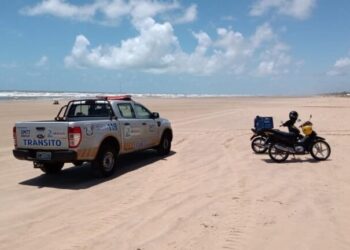 SMTT atua para coibir circulação de veículos não autorizados na faixa litorânea