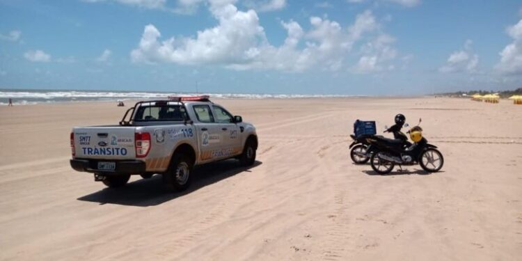 SMTT atua para coibir circulação de veículos não autorizados na faixa litorânea