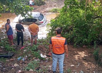 Dois homens morrem afogados após veículo cair em riacho no município de Canindé de São Francisco