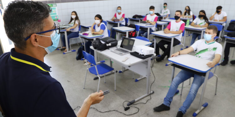 Novo Ensino Médio: escolas têm até o dia 30 para protocolar Projeto Político Pedagógico, Matrizes Curriculares e Regimento
