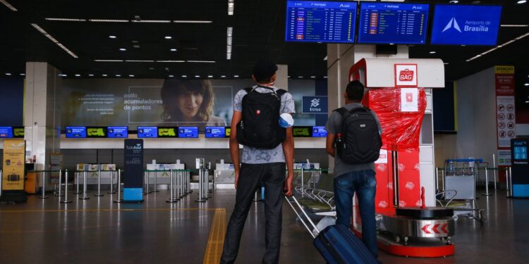 Covid-19: ministro anuncia proibição de voos oriundos de seis países