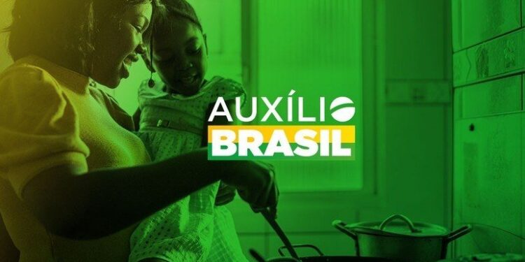 Bolsonaro edita decreto que regulamenta o Auxílio Brasil