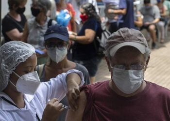 Brasil registra 176 mortes por Covid em 24 h e soma 613.416 óbitos