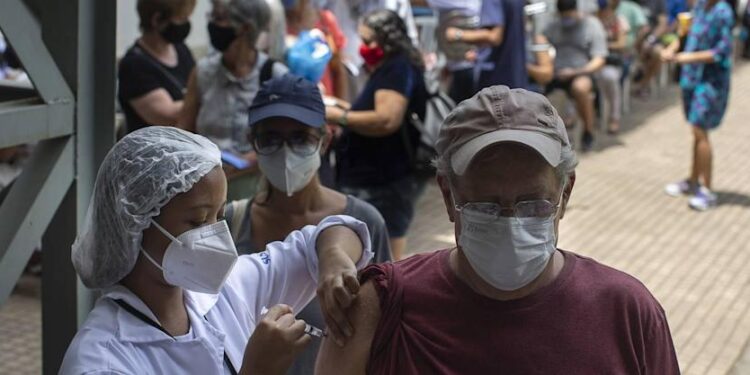 Brasil registra 176 mortes por Covid em 24 h e soma 613.416 óbitos