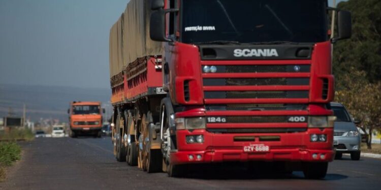 Motoristas de caminhões e ônibus sem exame toxicológico pagarão multa