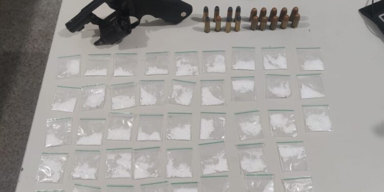 Polícia Militar prende suspeitos de porte ilegal de arma e tráfico de drogas em Socorro