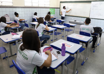 Governo regulamenta implantação do Novo Ensino Médio nas escolas da rede estadual