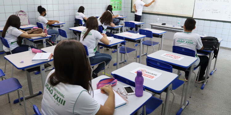 Governo regulamenta implantação do Novo Ensino Médio nas escolas da rede estadual