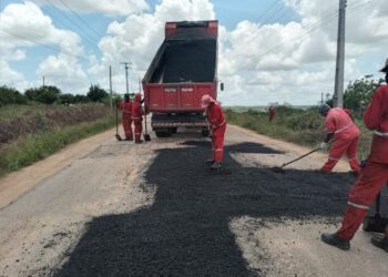 Governo estadual realiza serviços de roçagem e tapa-buraco em municípios sergipanos