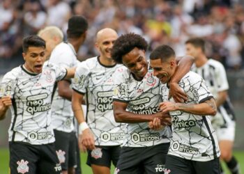 Brasileiro: Corinthians supera Santos e entra no G4