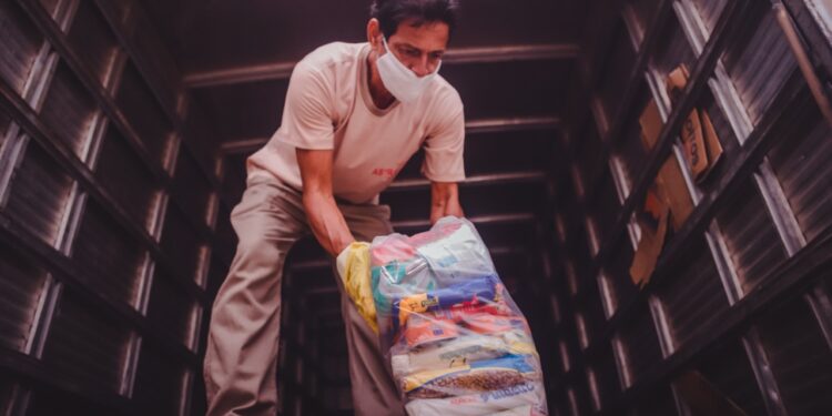 Governo de Sergipe leva alimentos e kits de higiene e limpeza para famílias atingidas pelas chuvas em Canindé