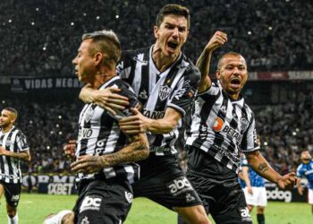 Atlético-MG sofre, mas vence o Grêmio e aumenta vantagem na liderança do Brasileirão