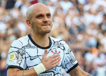 Corinthians vence Athletico-PR e abre vantagem para seguir no G4 do Brasileirão