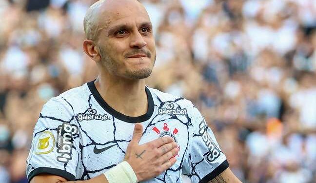 Corinthians vence Athletico-PR e abre vantagem para seguir no G4 do Brasileirão