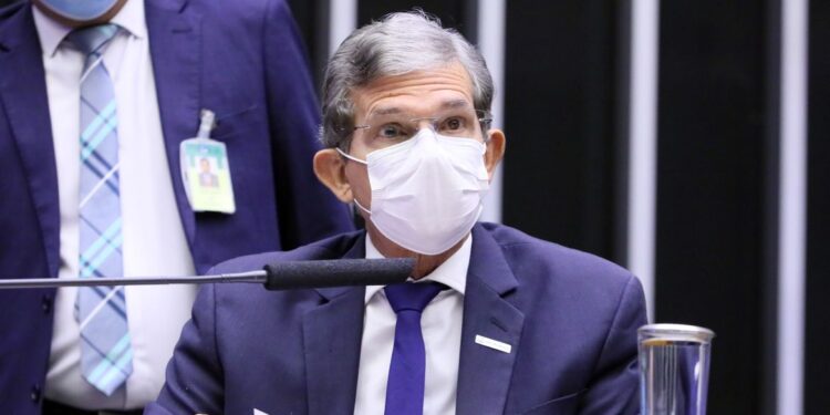 Presidente da Petrobras vai ao Senado explicar preço dos combustíveis