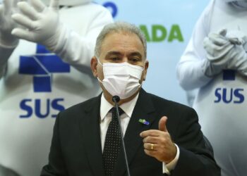 Covid-19: ministério reduz intervalo de reforço e amplia público