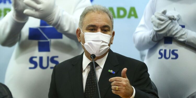 Covid-19: ministério reduz intervalo de reforço e amplia público