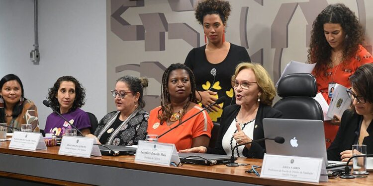 Mulheres são maioria no eleitorado, mas ocupam poucas cadeiras no Parlamento