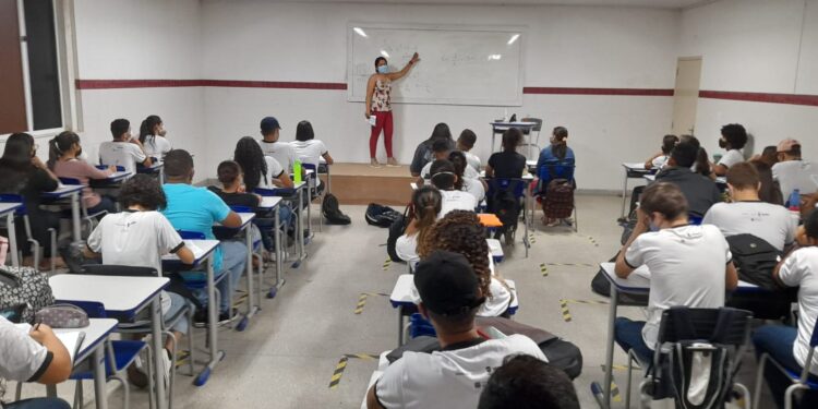 Estudantes do Preuni e rede estadual intensificam preparação para segundo dia de prova do Enem 2021