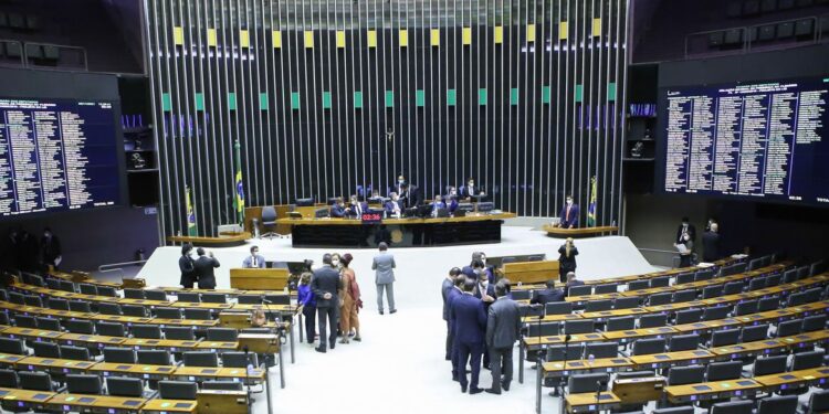Câmara conclui votação da PEC dos Precatórios em primeiro turno