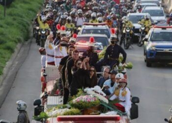 Milhares de pessoas acompanharam cortejo de Marília Mendonça, mas sepultamento foi restrito a familiares