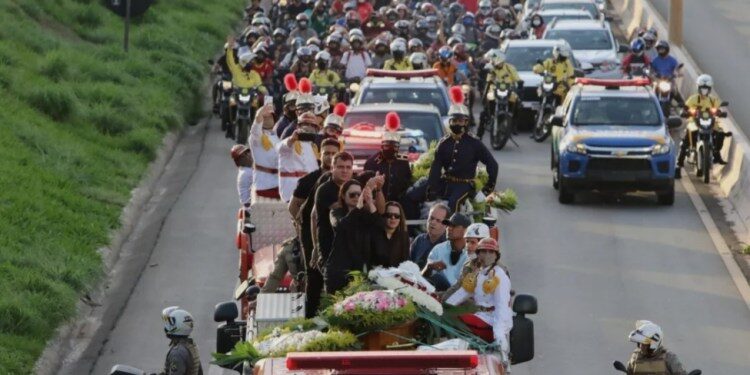 Milhares de pessoas acompanharam cortejo de Marília Mendonça, mas sepultamento foi restrito a familiares