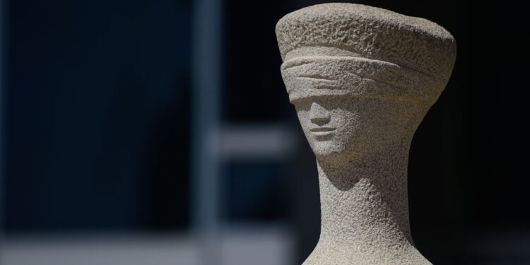 STF suspende portaria que proíbe demissão por falta de vacina