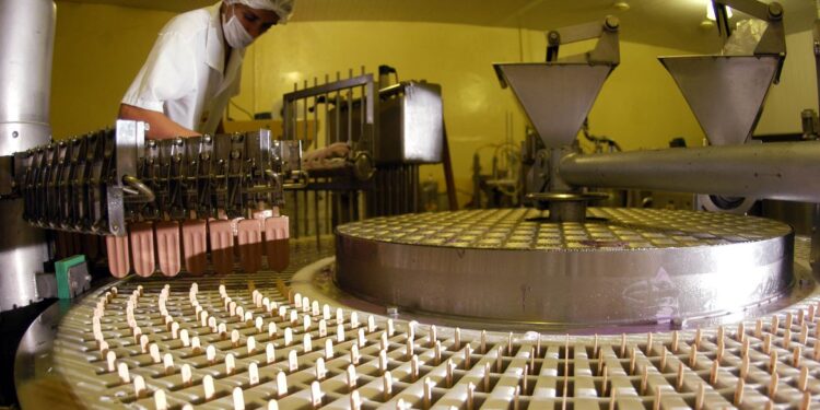 Produção industrial cai 0,4% em setembro, diz IBGE